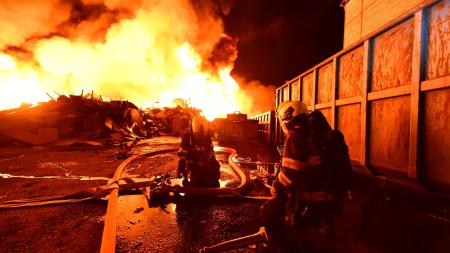 Hasičům se podařilo zastavit šíření požáru v Tisové na Sokolovsku, kde hoří skládka pražců