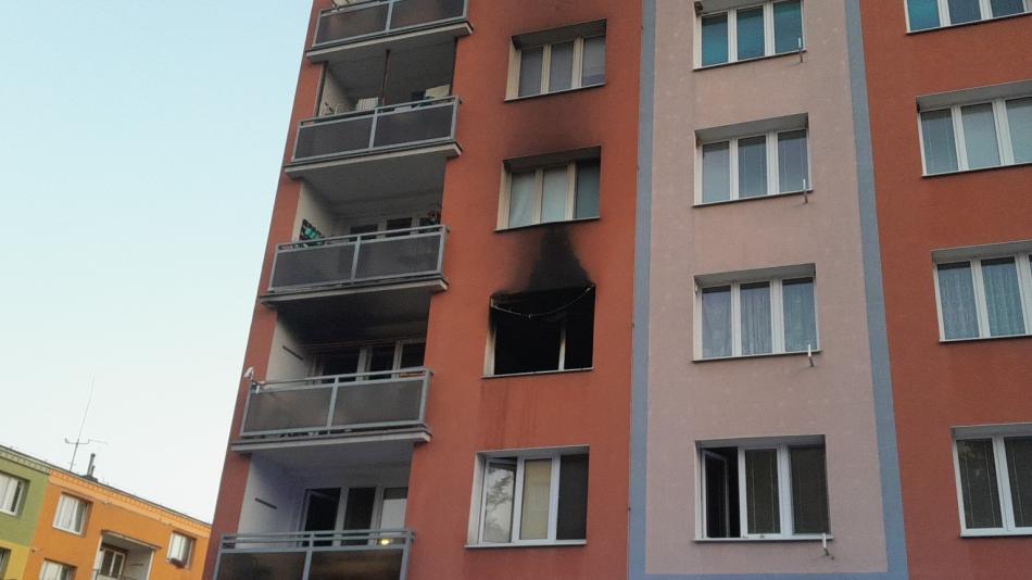 Dramatické ráno obyvatel paneláku v Dobřanech. Kvůli požáru bytu je museli evakuovat hasiči