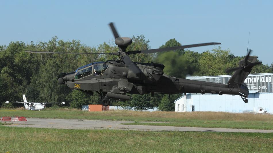 AH-64 Apache na LKLN! Na letišti bojujícím o své zachování nouzově přistál americký vrtulník