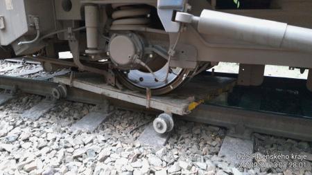 Aktualizováno: U Plzně najel vlak do mechanizačního údržbového vozíku!