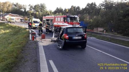 Čelní střet dvou aut uzavřel hlavní tah u Kaznějova