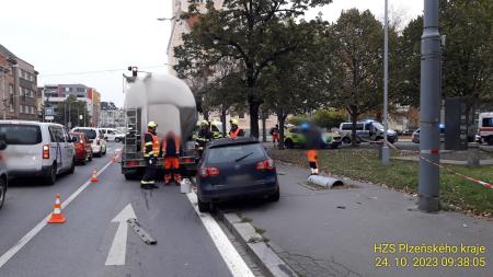 Aktualizováno: Na Chodském náměstí se střetlo nákladní auto s osobním. Kvůli srážce se zranila i chodkyně!