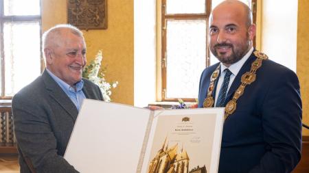Novinář Karel Sedláček převzal v Plzni Cenu 1. června
