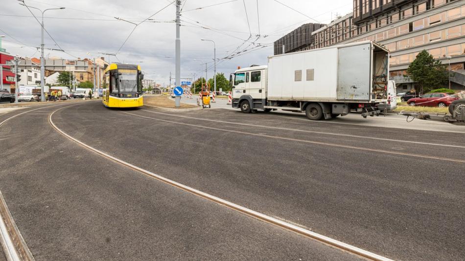Plzeňané si mohou oddychnout: tramvaje se vrací na křižovatku U Jána, město dokončilo opravu trati