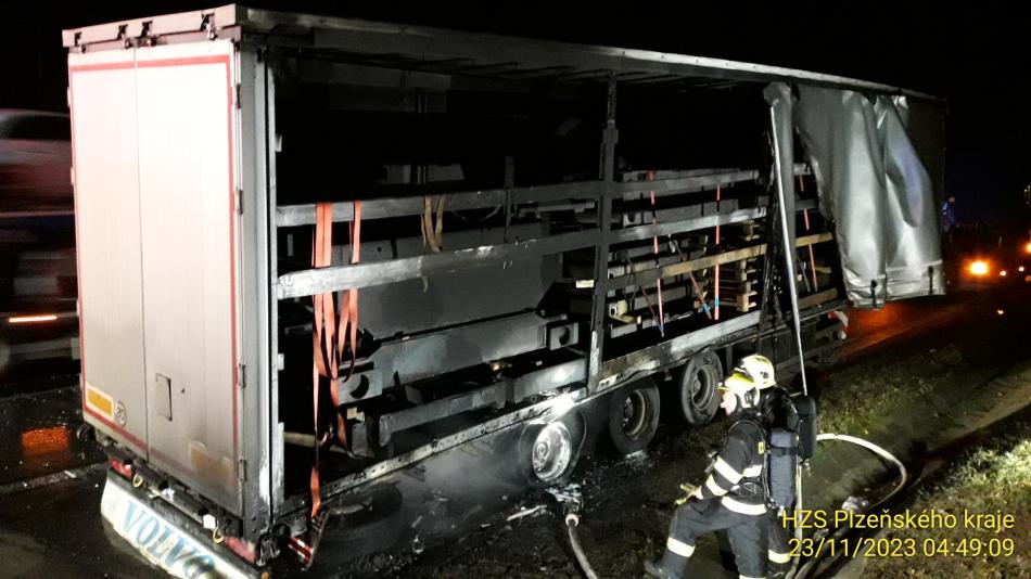 Na dálnici D5 u Plzně hořel kamion, požár způsobila technická závada