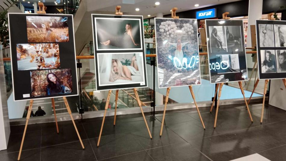 Vernisáž výstavy fotografií Fotoklubu Plzeň přilákala do OC Galerie Slovany na pět desítek návštěvníků