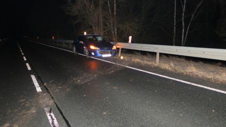 Neznámý řidič boural na Tachovsku. Zamkl auto a odešel!