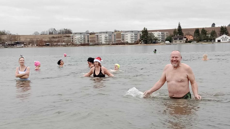 Ani vítr a led nepokazil otužilcům sobotní karneval na Boleváku!