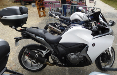 Honda_VFR_1200_F_-_white