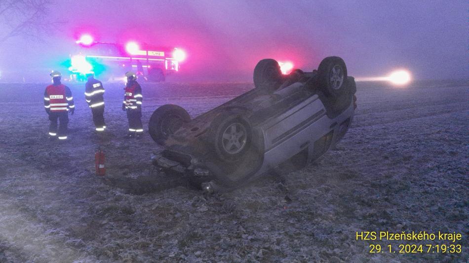 Převrácená auta, uzavřená silnice. Počasí znovu komplikovalo dopravu v kraji