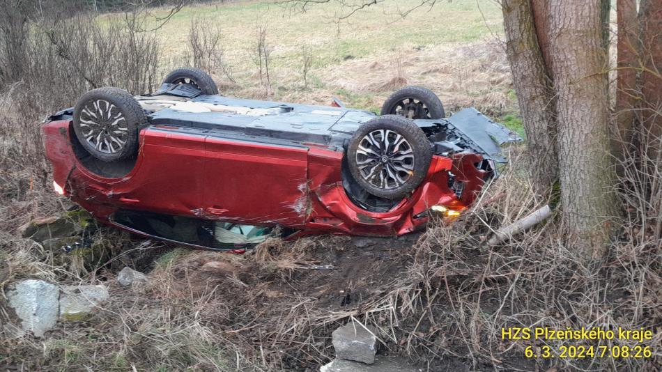 Tragická nehoda osobního auta na Klatovsku. Zemřela spolujezdkyně (93)