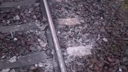 Mezi Vejprnicemi a Plzní narazil osobní vlak do betonové překážky, někdo ji tam nastražil zřejmě úmyslně!