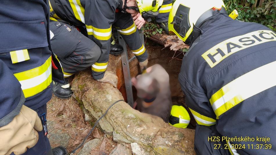 Muž zůstal uvíznutý v hluboké studni, pomoci mu museli hasiči