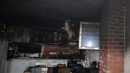 V rodinném domě na Klatovsku hořelo, mladá rodina skončila v nemocnici
