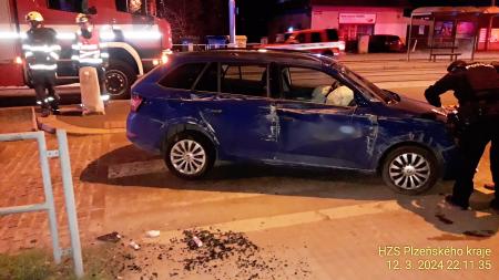 Na Skvrňanech bouralo osobní auto, řidiče zřejmě postihly zdravotní problémy