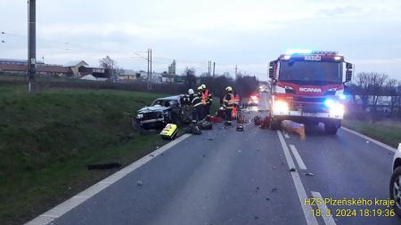 Aktualizováno: Na silnici mezi Přešticemi a Lužany se srazila čtyři auta. V nemocnici skončil i kojenec!