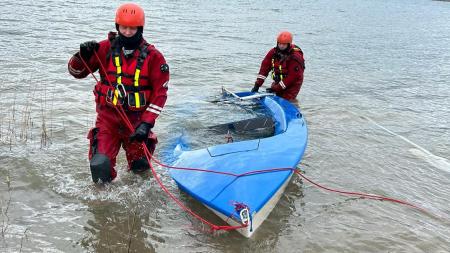 Hasiči zachraňovali posádku plachetnice na jezeře Medard na Sokolovsku!