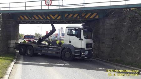 Nákladní auto v Klatovech zůstalo zaseknuté pod viaduktem