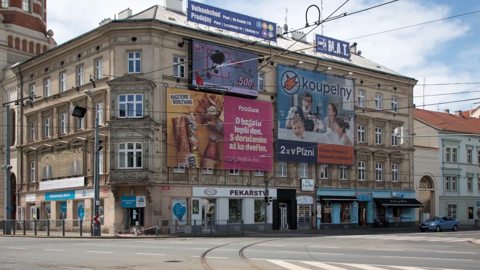 Konec přebujelé reklamy v centru Plzně! Město stanovilo nová pravidla