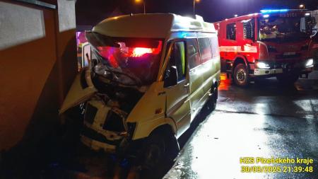Opilý a zdrogovaný řidič mikrobusu nezvládl kruhový objezd v Křimicích. Zranilo se osm lidí!