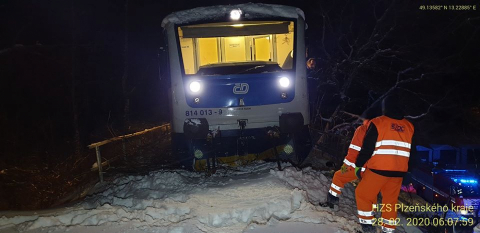 Vlak najel do stromu v Železné Rudě, provoz na trati ochromila nehoda na čtyři hodiny