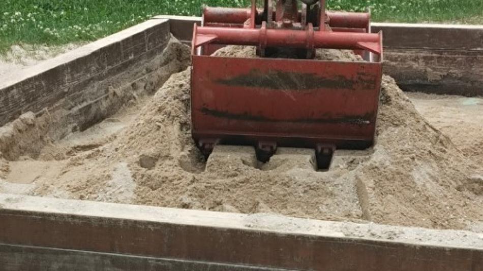 Centrální obvod mění písek na všech dětských hřištích