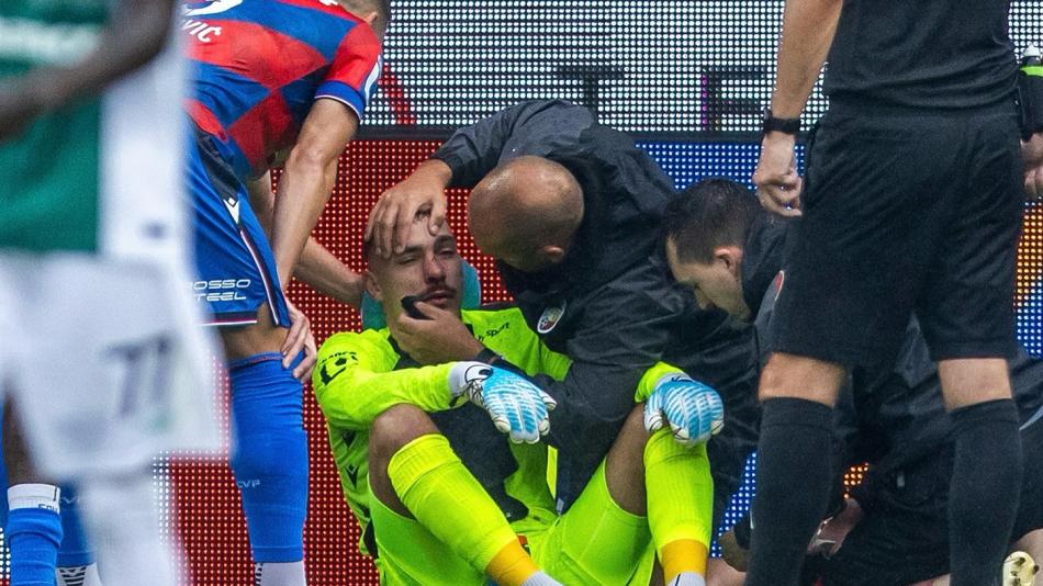Plzeňský brankář Jedlička má po srážce s Cedidlou zlomeniny v obličeji i otřes mozku. Vrátím se silnější, vzkazuje