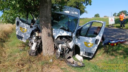 Řidičku poštovní dodávky osvítilo slunce, havarovala a těžce se zranila
