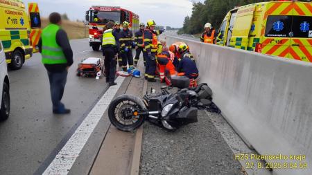 Dálnici D5 uzavřela nehoda motocyklisty. Letěl pro něj vrtulník