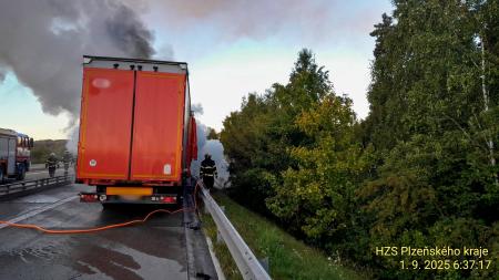Dálnici D5 na Tachovsku uzavřel požár nákladního auta, hasiči se k místu obtížně dostávali