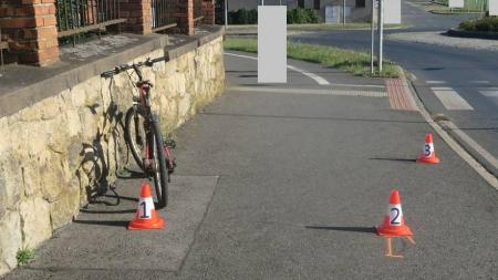 Cyklista na elektrokole havaroval, když se chtěl vyhýbat chodkyním. Policisté hledají svědky!