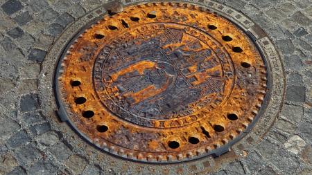 Plzeň po vzoru evropských měst instaluje první kanalizační poklopy odkazující na historii