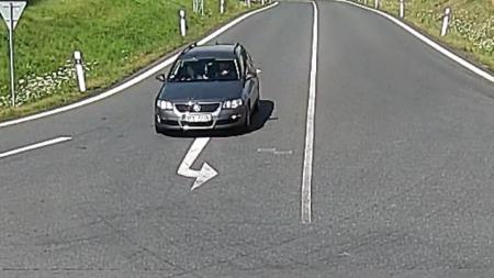 U nájezdu na dálnici se srazila dvě auta, policisté hledají svědky nehody