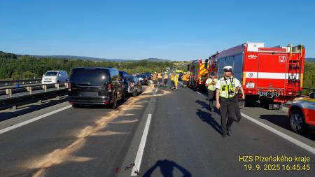 Hromadná nehoda uzavřela dálnici D5 mezi Plzní a Rokycany ve směru na Prahu