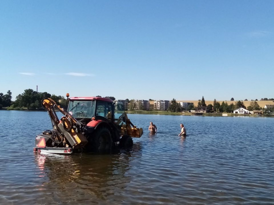 Bezpečnější koupání. Traktor odstranil z Boleváku několik betonových kvádrů