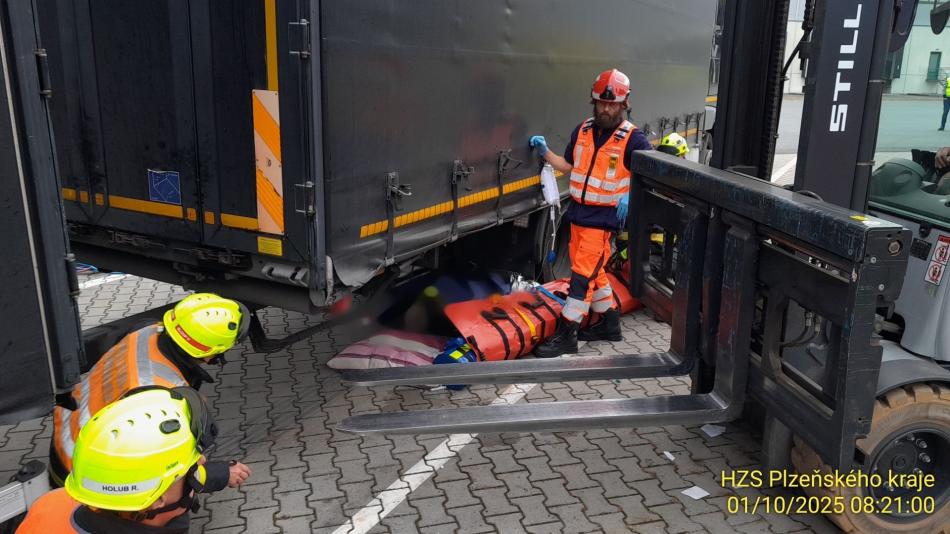 Muži se zaklínila noha pod kolem kamionu, v nemocnici bojuje o život