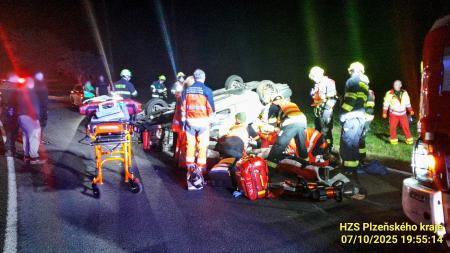 Při nehodě osobního auta u Nekmíře se těžce zranil muž, letěl pro něj vrtulník