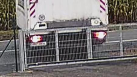 Řidič nákladního auta naboural na letišti do brány. Policisté hledají svědky!