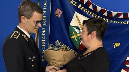 Mladého policistu Arnolda srazilo při šetření nehody auto, jeho rodině pomůže sbírka