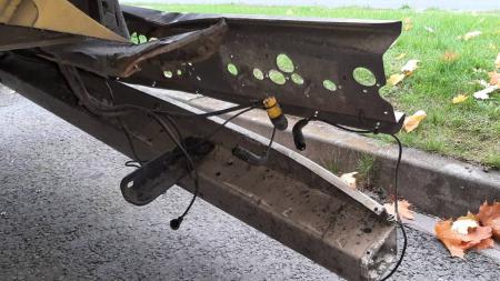 Neznámé auto nabouralo do odstaveného návěsu. Policisté hledají řidiče