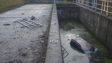 Řidič chtěl zabránit nehodě, s autem skončil v dešťové nádrži