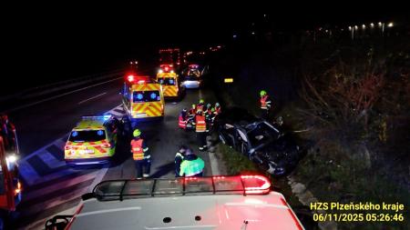 Tragická nehoda na nájezdu na dálnici. Jeden mrtvý, další čtyři zranění
