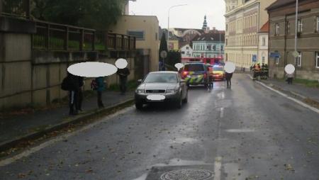 Osobní auto srazilo v Domažlicích chodkyni, žena skončila v nemocnici, policisté hledají svědky