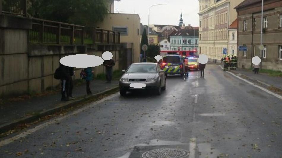 Osobní auto srazilo v Domažlicích chodkyni, žena skončila v nemocnici, policisté hledají svědky