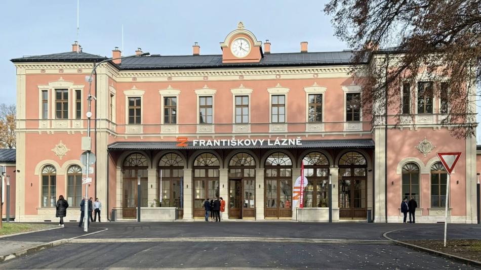 Opravené nádraží ve Františkových Lázních slaví návrat historického vzhledu