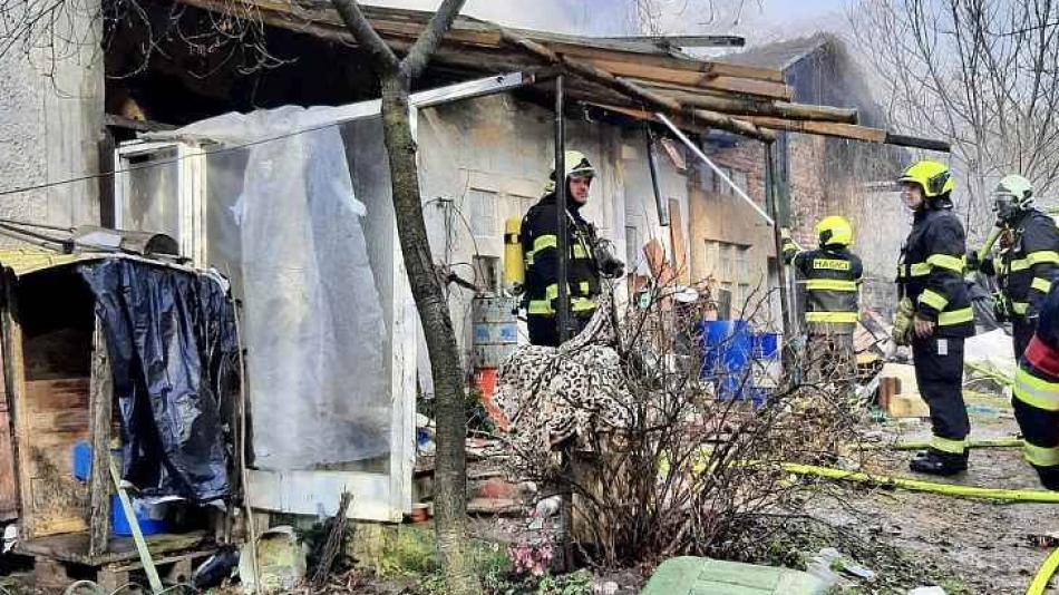 Na Domažlicku hořel drážní domek, kvůli riziku výbuchu nemohly místem projíždět vlaky