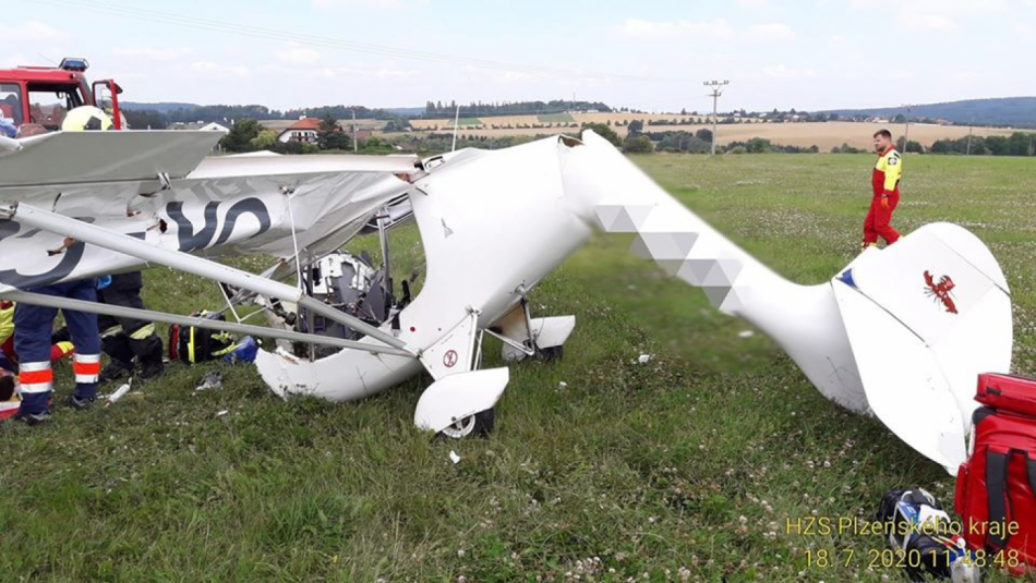 Na Plzeňsku spadlo malé letadlo, pilotovi měl selhat motor