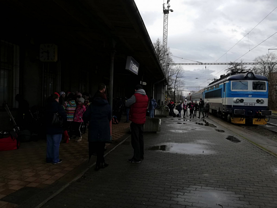 Školáci z Přeštic čekali na odjezd vlaku marně. Vítr byl proti