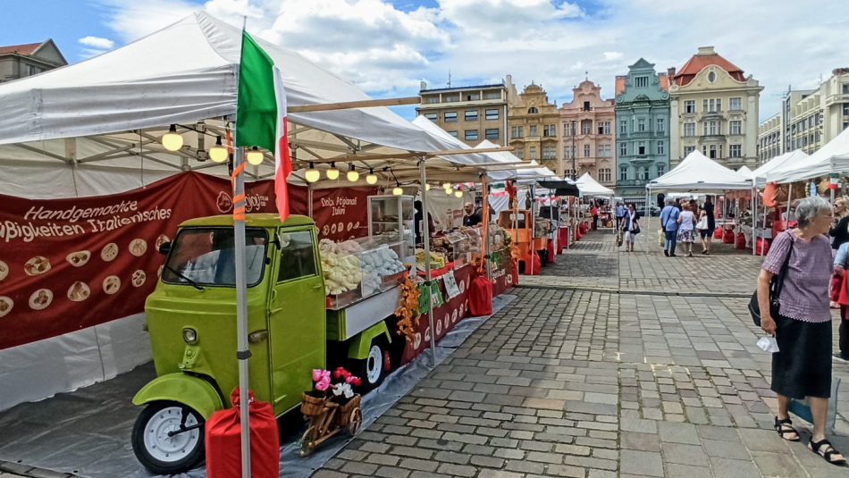 Itálie v Plzni. Stánky s lokálními gastronomickými produkty obsadily náměstí Republiky