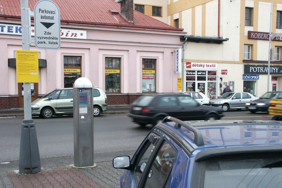 Turnov, nové placené parkovitì pøed Delvitou